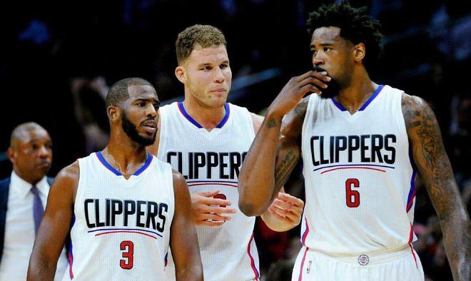 奇招！巴拉多利德球员防守中亲吻对手，后者挥拳反击遭红牌罚下（巴拉多利德球员防守时突袭亲吻，对手挥拳回击吃到红牌）