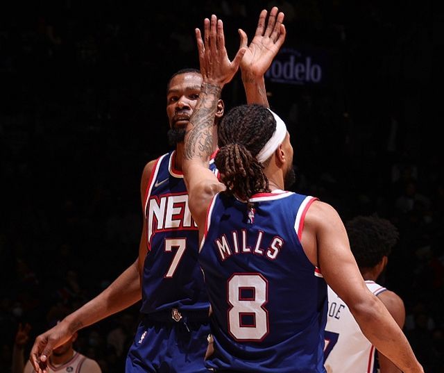 足球装备的科技革新解析（足球装备科技革新深度解读）