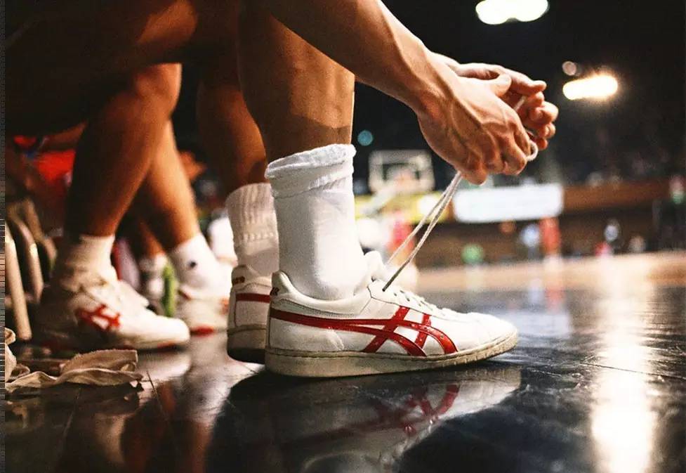 篮球勇士球星连中五记三分引全场欢呼（勇士球星连飙五记三分引爆全场欢呼）