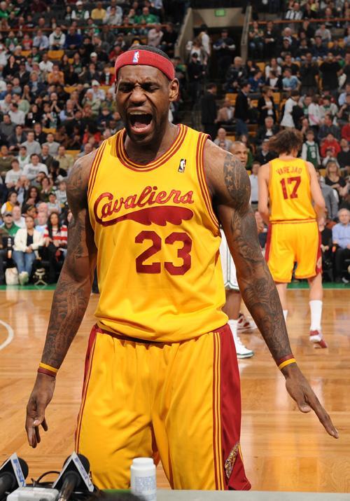 47岁苏提达率泰国队入场，穿西装系领带气宇轩昂，“艳压”欧拉弄（47岁苏提达领衔泰国队亮相，西装配领带气度不凡，风头盖过欧拉弄）