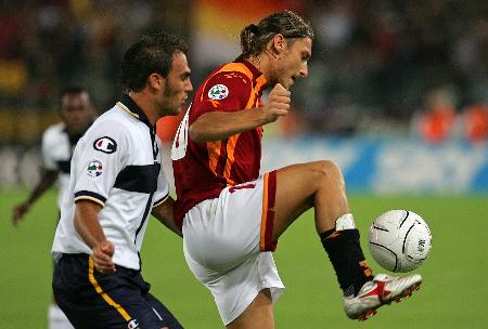 欧冠淘汰赛门票暴涨引发球迷抗议（欧冠淘汰赛票价飙升引发球迷集体抗议）